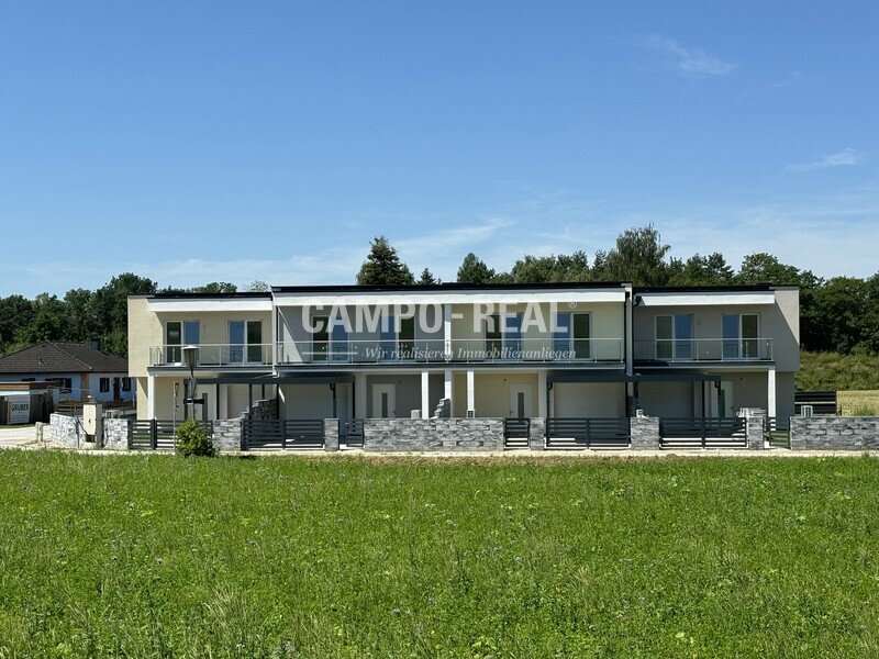 CAMPO-HAUS: ERSTBEZUG - Der Garten grün - der Himmel blau - komm nach Rennersdorf und schau! DIRNDLTAL - 116 m2 WFL - Reihenhaus - die Wärmepumpe ist montiert -  Massiv-Bau, Wohntraum (3)! Belagsfertig Frühjahr 2024